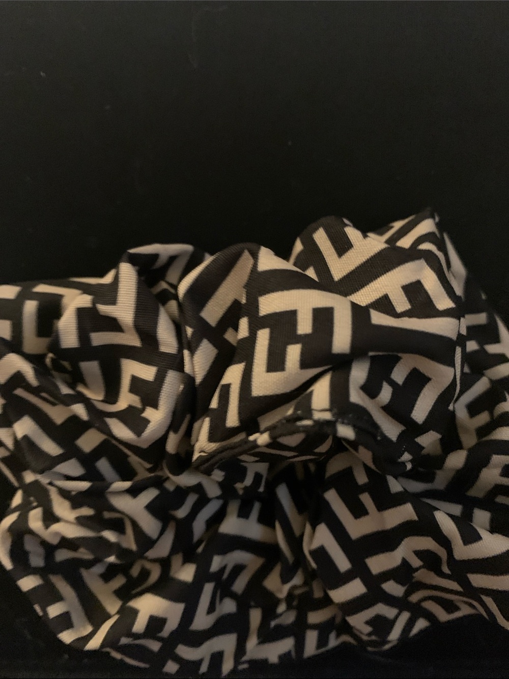 Fendi Black and Cream FF Pattern Scrunchie - Picture 2 of 2